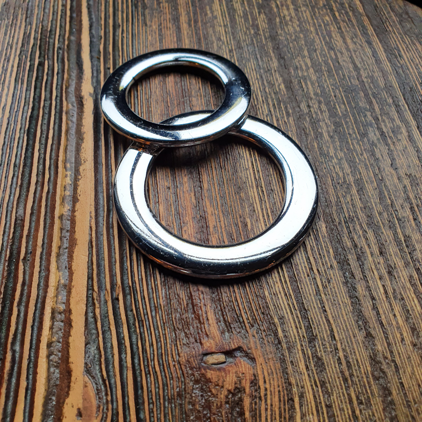 Ring plat Nylon gemetalliseerd in chroom. 40/ 50mm. Verpakt per 50 stuks.