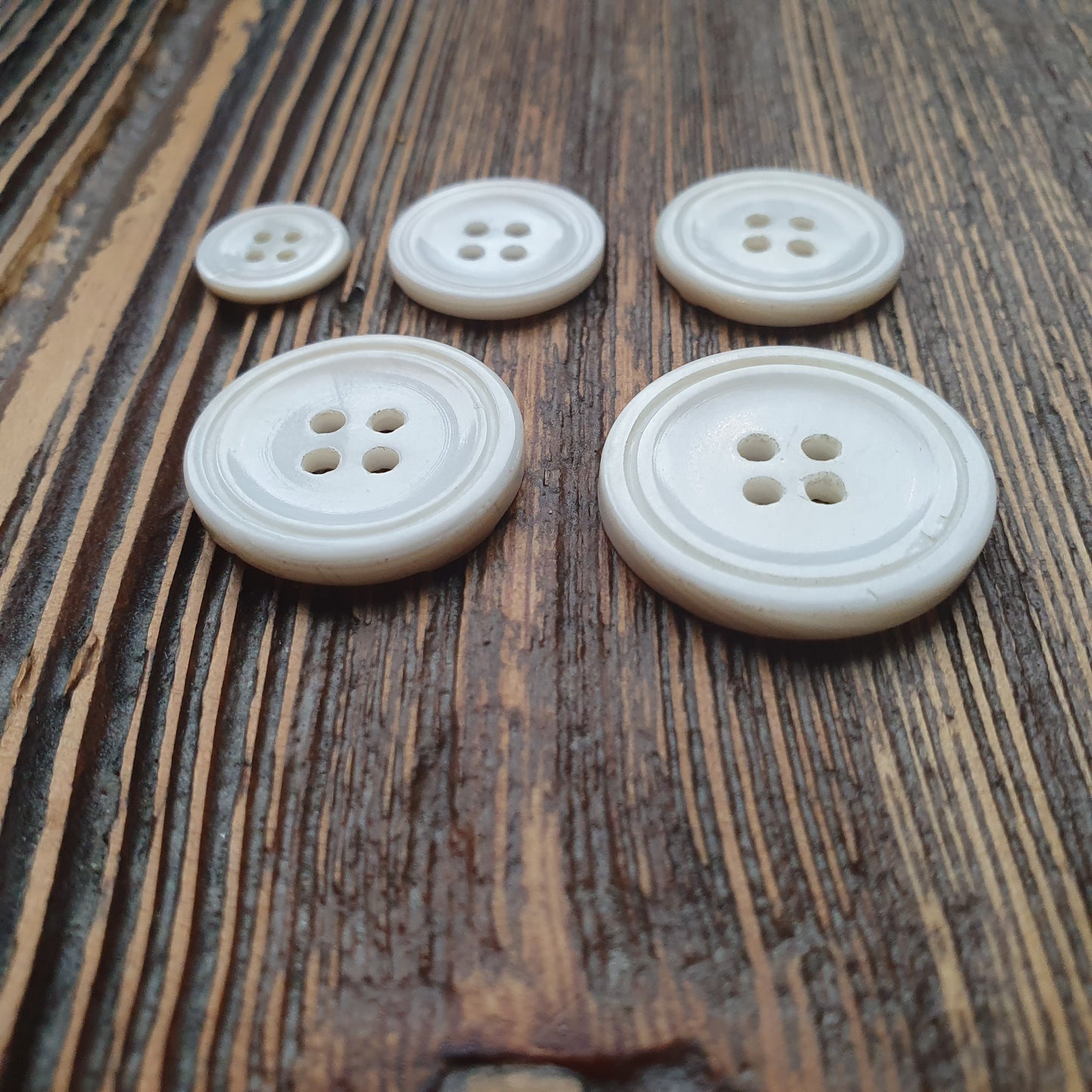 Schelpknoop 4 gaats wit. 13, 18, 20, 23 en 26mm Verpakt per 100 stuks.