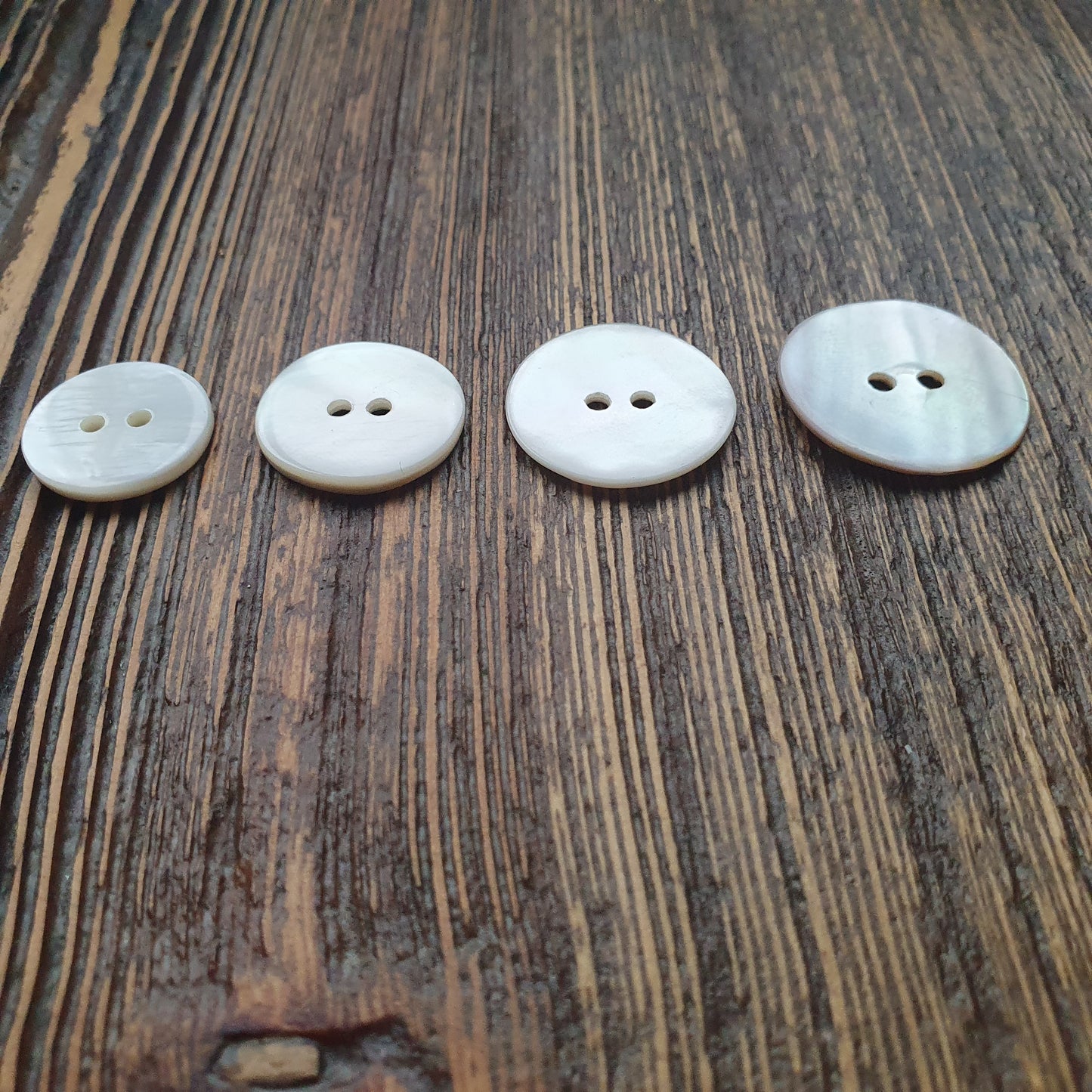 Schelpknoop 2 gaats wit. 18, 20, 23 en 26mm Verpakt per 100 stuks.