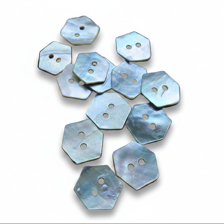 Schelpknoop 2-gaats hexagoon 15mm. Verpakt per 100 stuks.