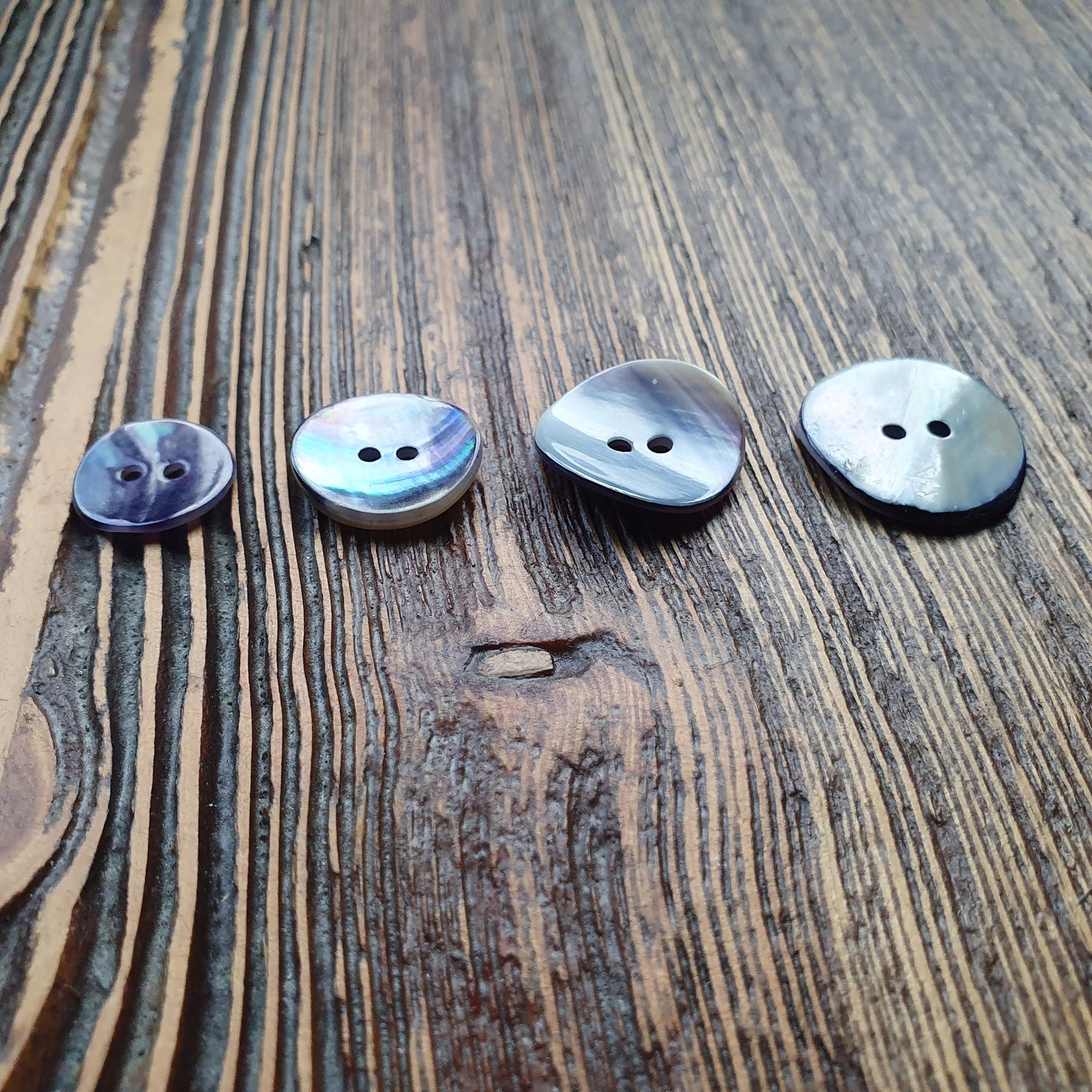 Schelpknoop 2-gaats blauw. 15mm, 18, 20, en 23. Verpakt per 100 stuks.