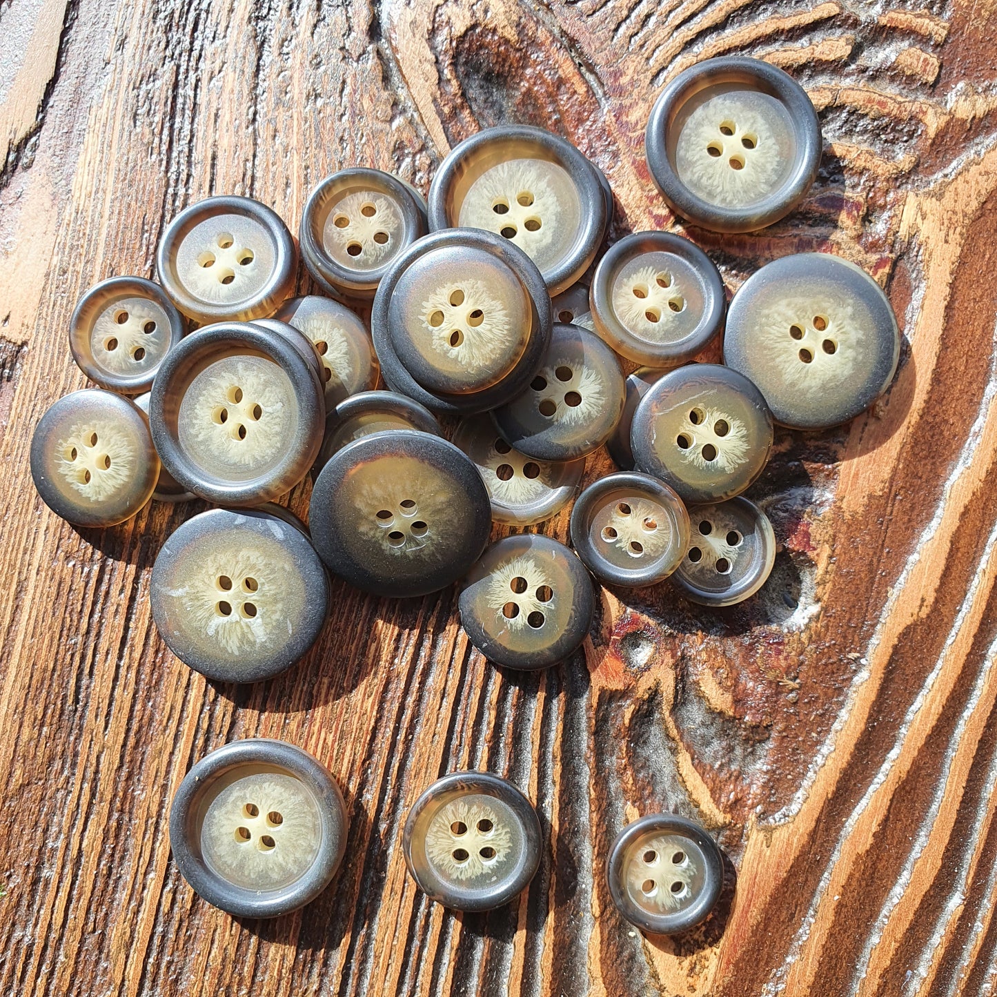 Polyester knoop / 4 gaats / Kleur Bruin /15mm/18mm/23mm per 100 stuks