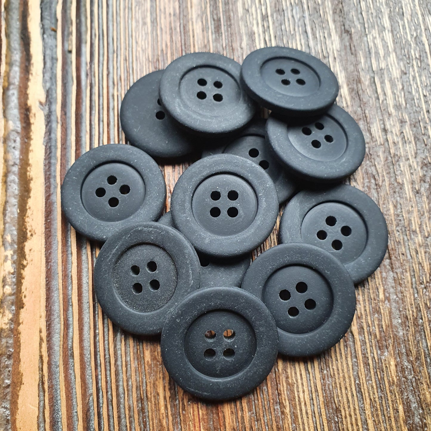 Knoop Polyester / 4 gaats / Vintage Zwart / 26mm prijs per 100 stuks