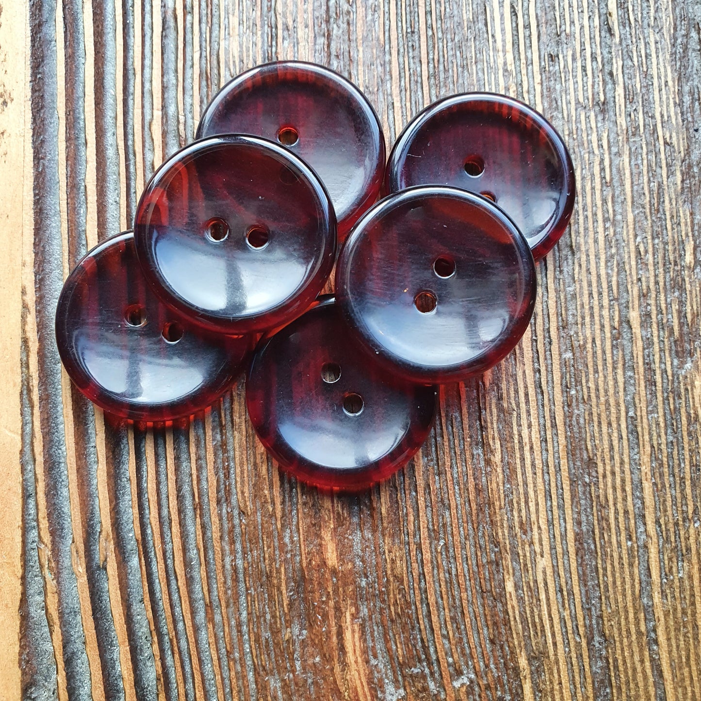 Knoop Polyester / 2 gaats / kleur rood/bruin / 23mm prijs per 100 stuks