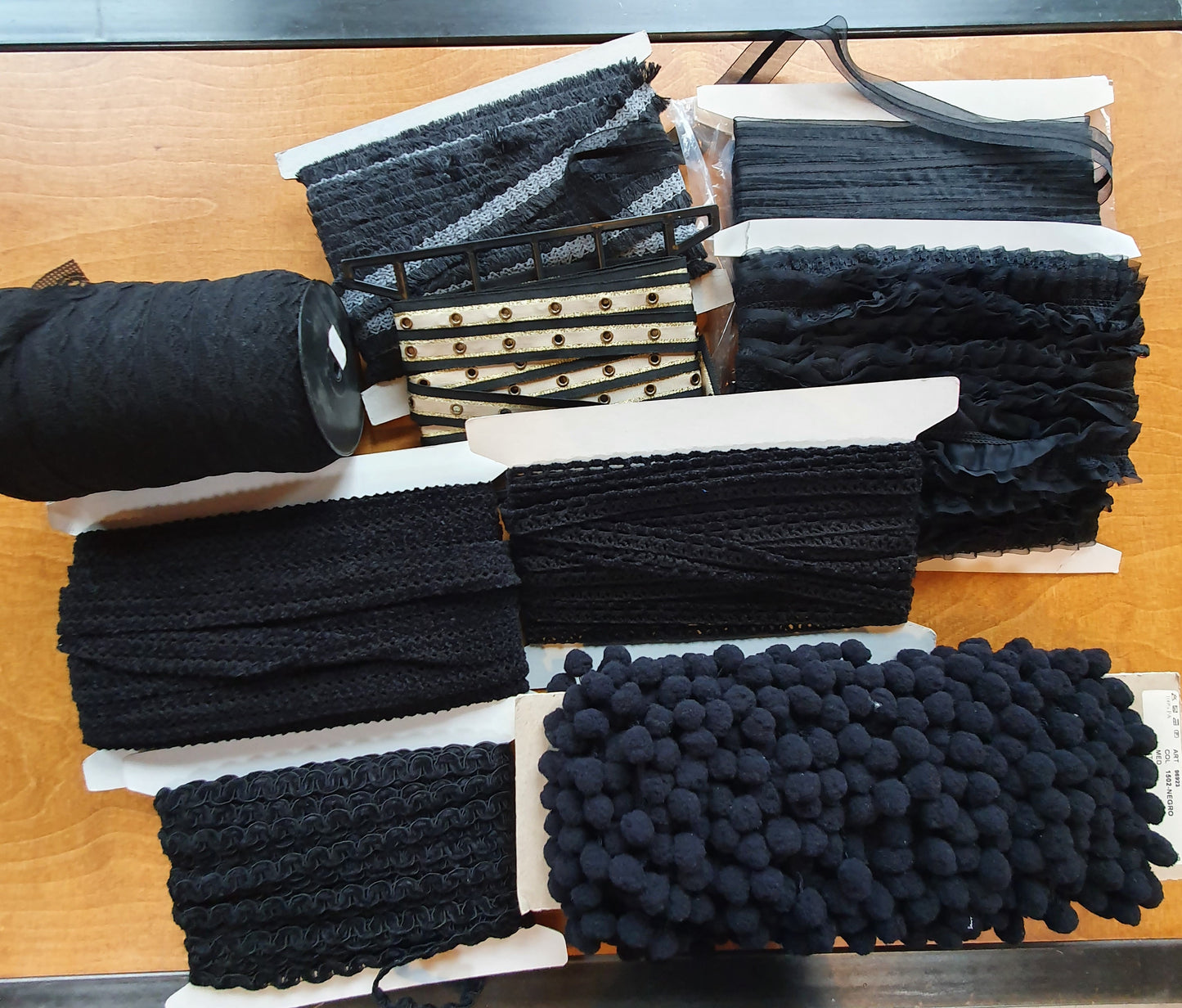 Mooi pakket met assortiment van band/kant/fournituren op=op