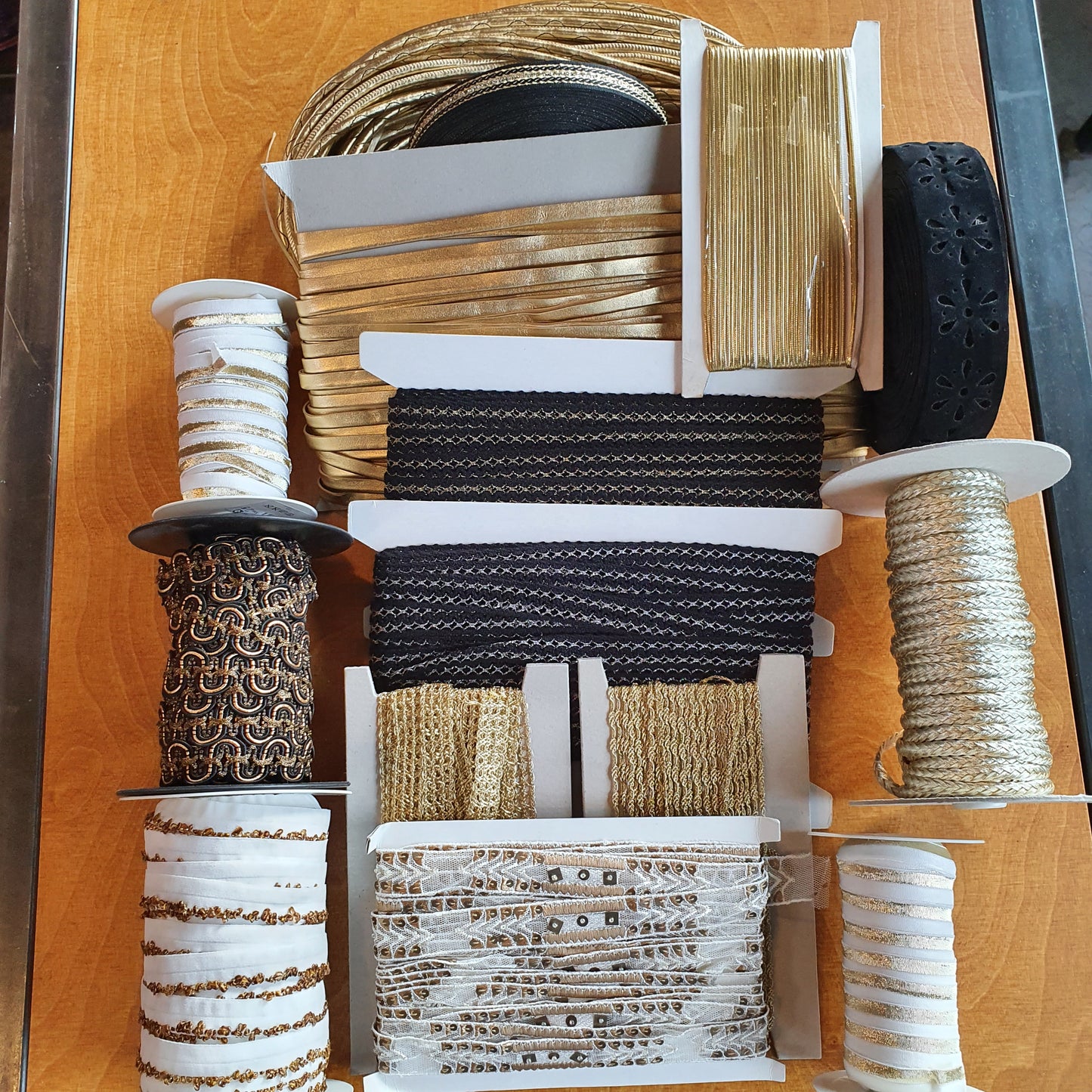 Mooi pakket met assortiment van band/kant/fournituren op=op