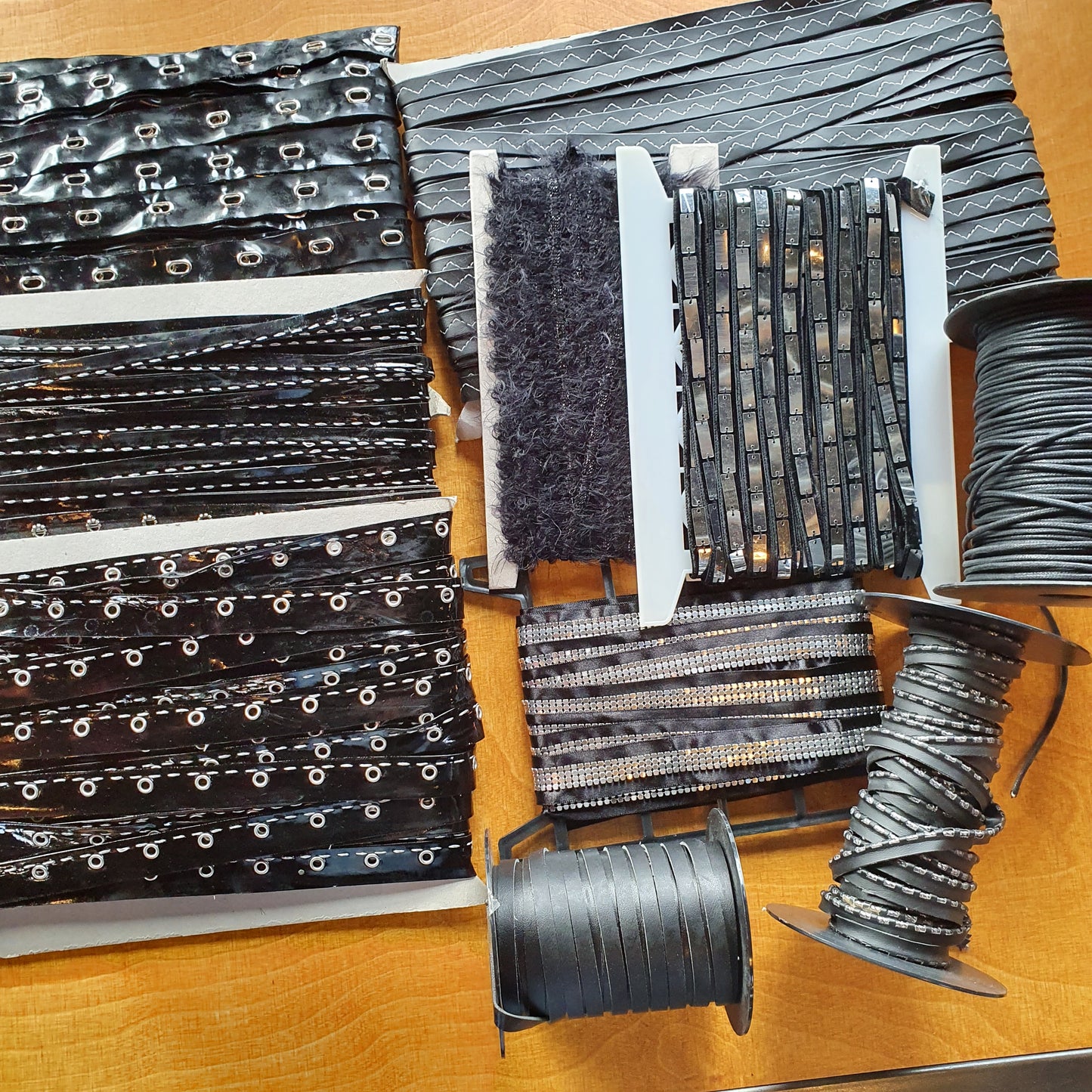 Mooi pakket met assortiment van band/kant/fournituren op=op