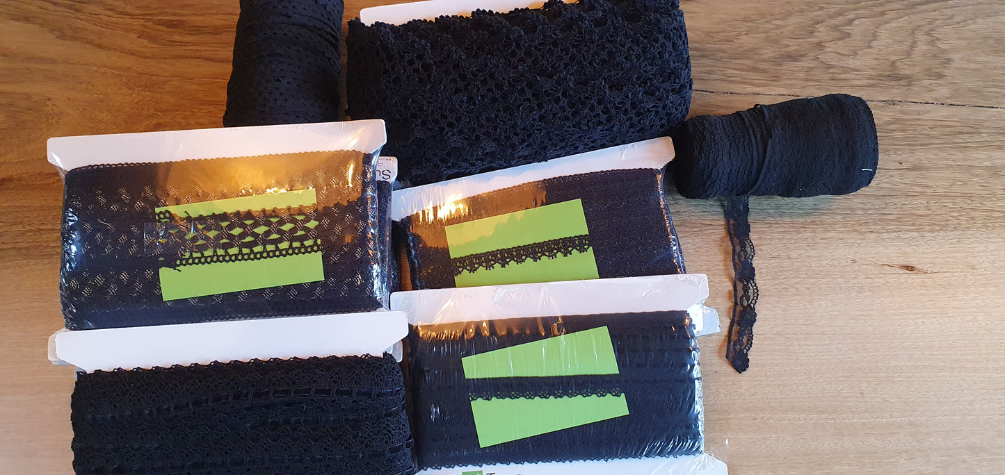 Mooi pakket met assortiment van band/kant/fournituren op=op