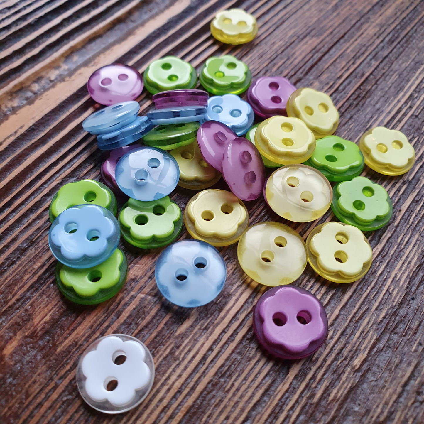 Bloem knoop / 13 mm / Polyester / 2-gaats / inverfbaar / per 100 stuks