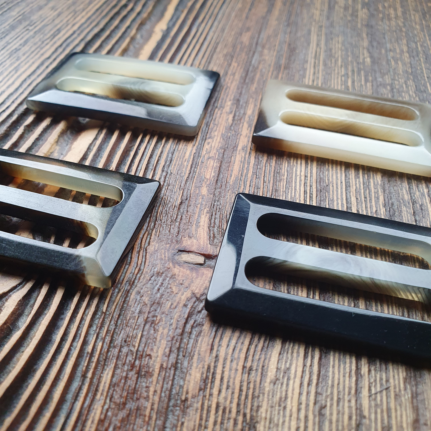 Gesp polyester. Binnenmaat 40mm. Verpakt per 25stuks.