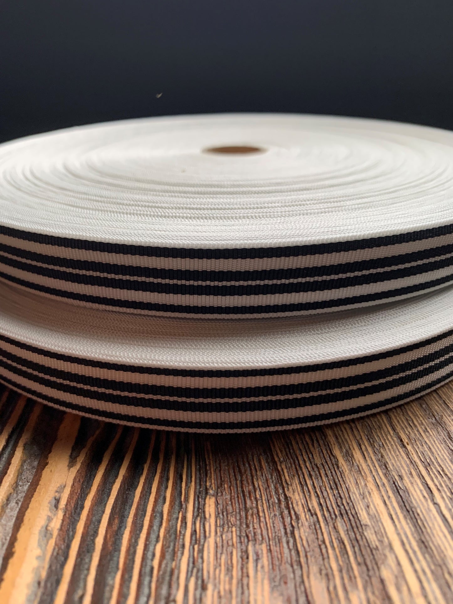 Band Nylon 20mm gestreept wit / zwart. Verpakt per 100 meter.