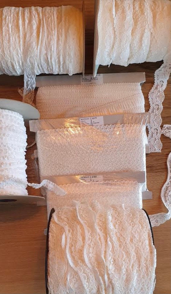 Mooi pakket met assortiment van band/kant/fournituren op=op