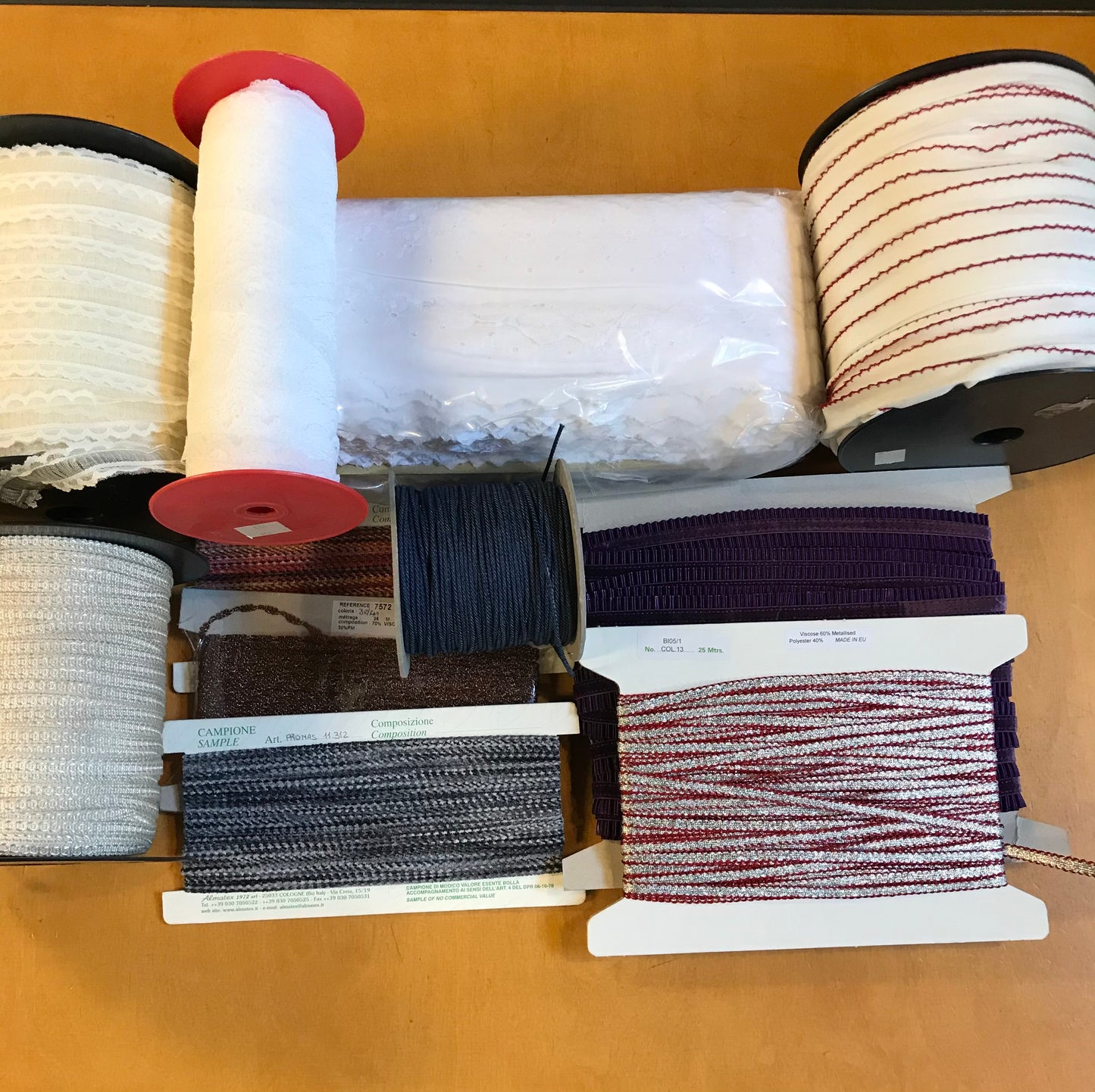 Mooi pakket met assortiment van band/kant/fournituren op=op