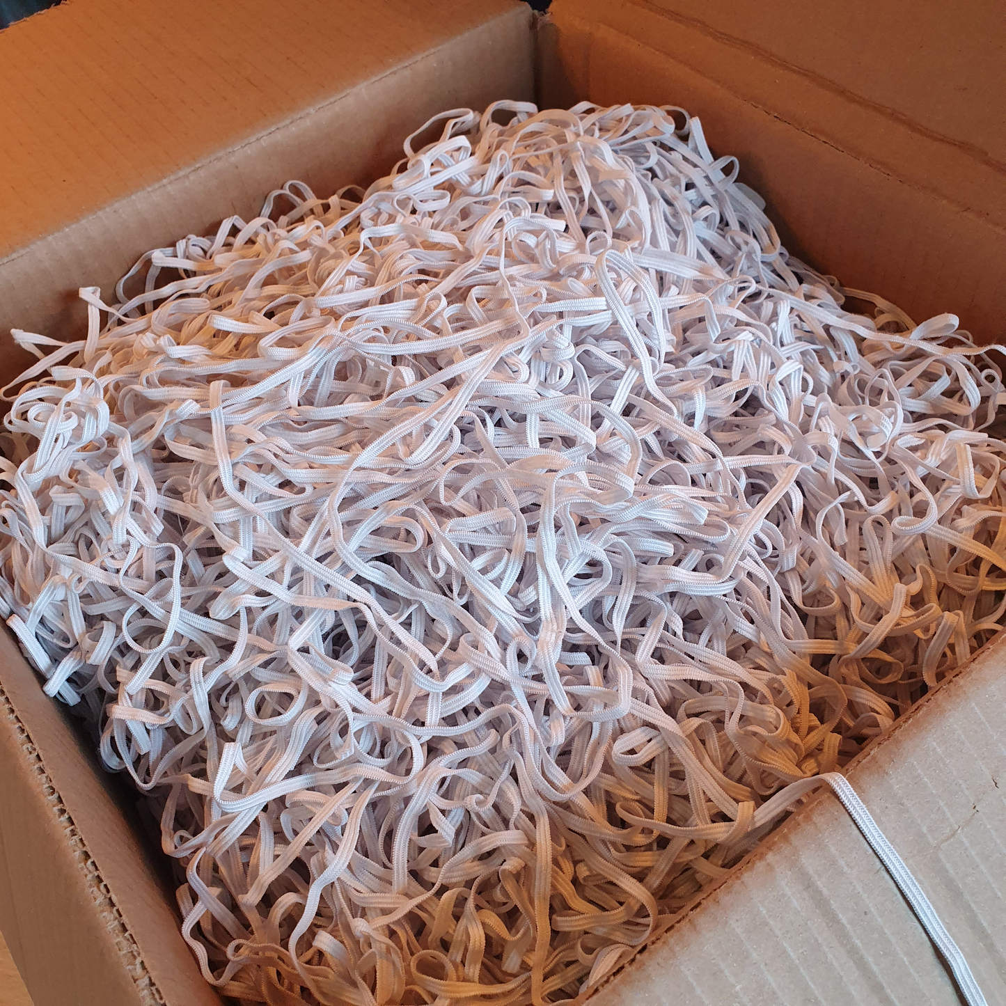 5000 meter in doos / Gebreid elastiek / 4mm breed / mondkapjes elastiek / mondmasker elastiek