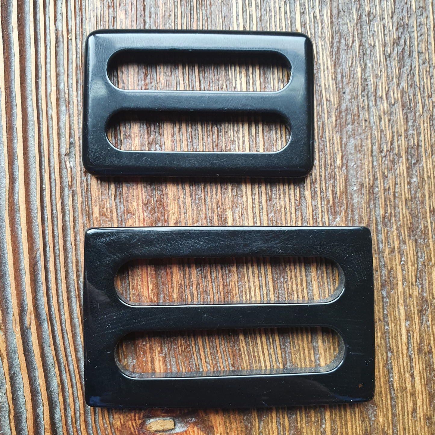 Gesp polyester zwart. Binnenmaat 40mm en 50mm.Verpakt per 25 stuks.