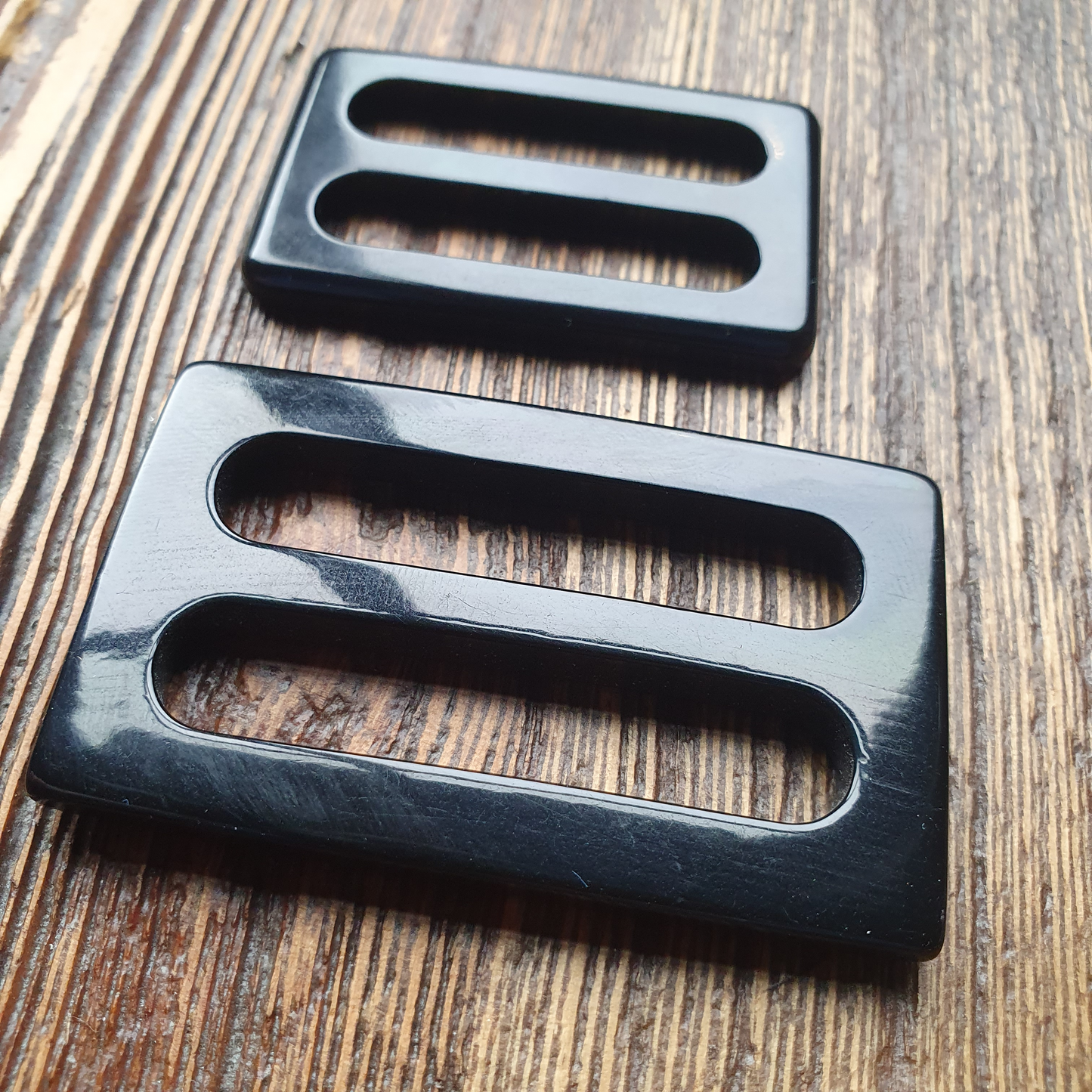 Gesp polyester zwart. Binnenmaat 40mm en 50mm.Verpakt per 25 stuks.