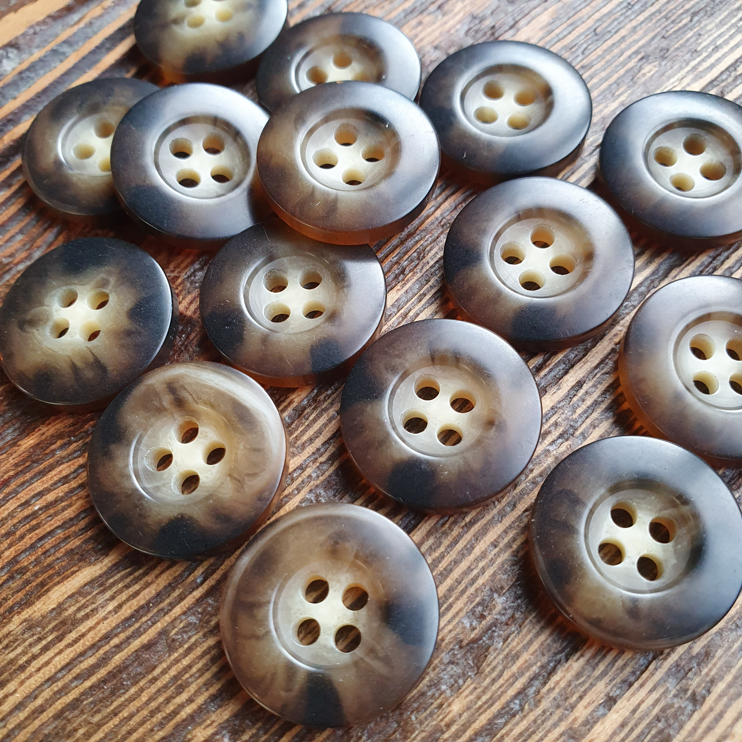 polyester knoop / 4-gaats / 18mm / Hoorn imitatie / Prijs per 100 stuks.