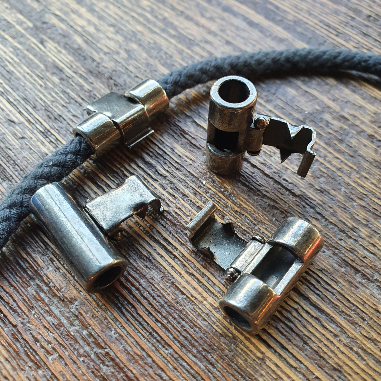 Metalen koordeindjes / kleur oud zilver / verpakt per 100 stuks.