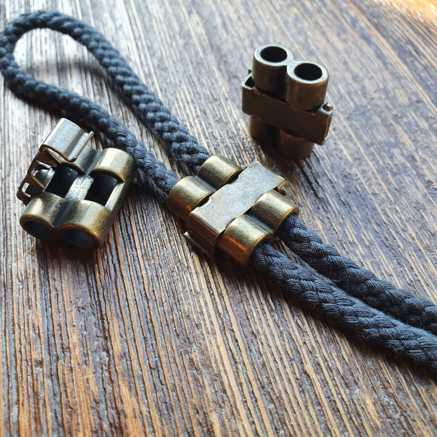 Metalen koordeindjes / Kleur brons / verpakt per 100 stuks.