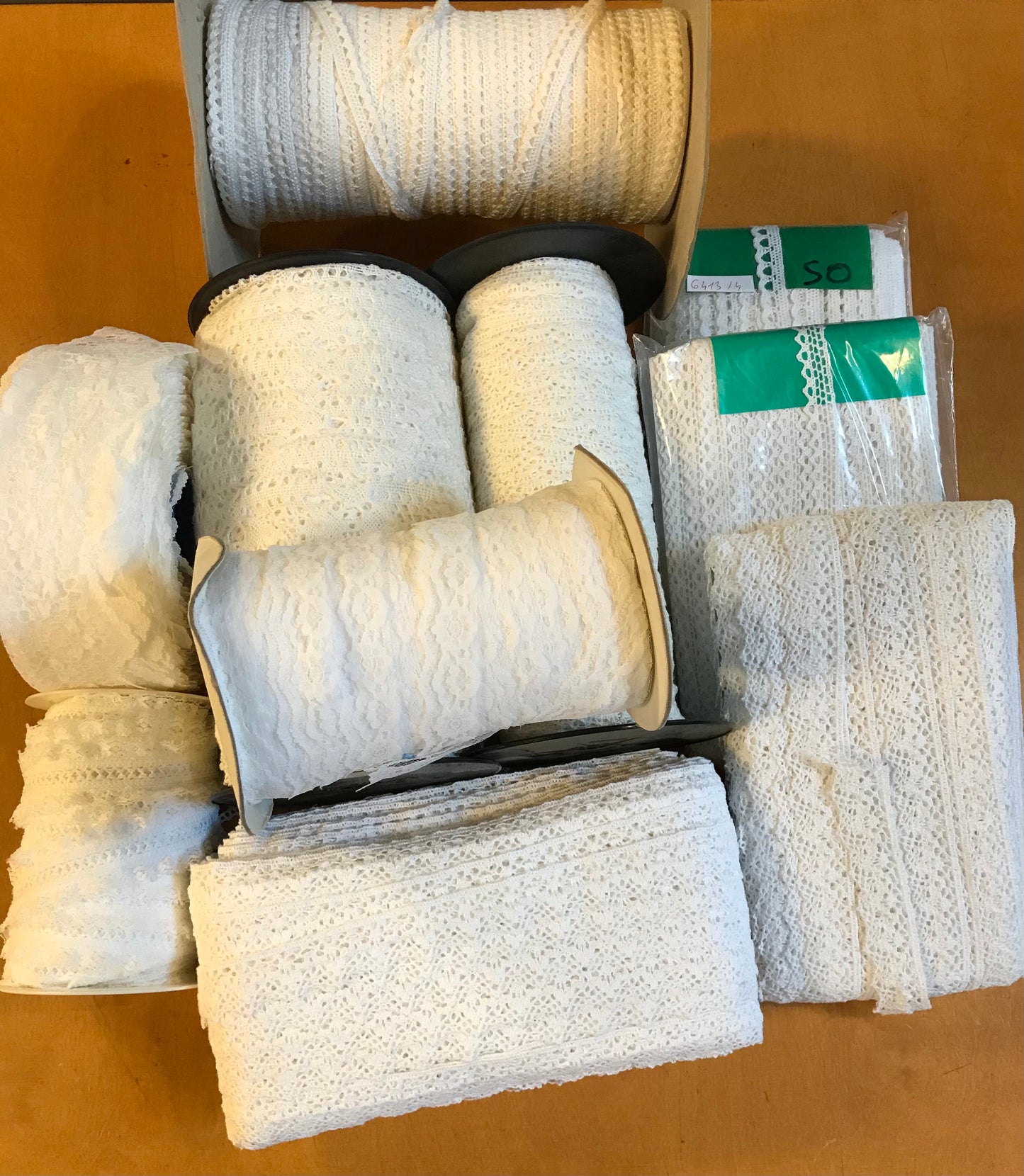 Mooi pakket met assortiment van band/kant/fournituren op=op