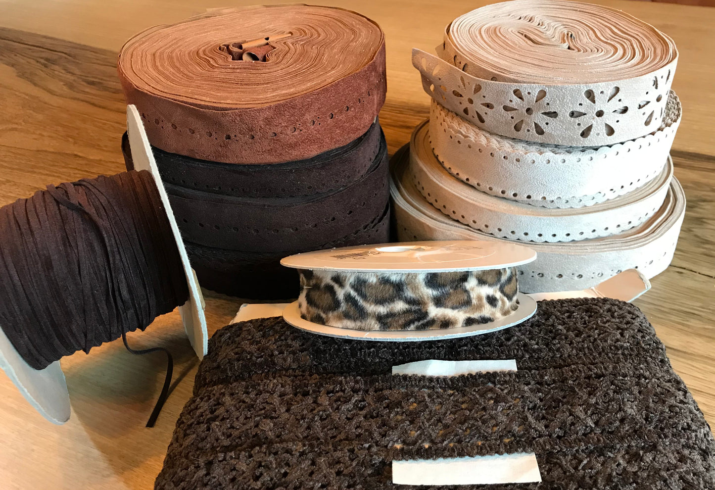 Mooi pakket met assortiment van band/kant/fournituren/Suede op=op