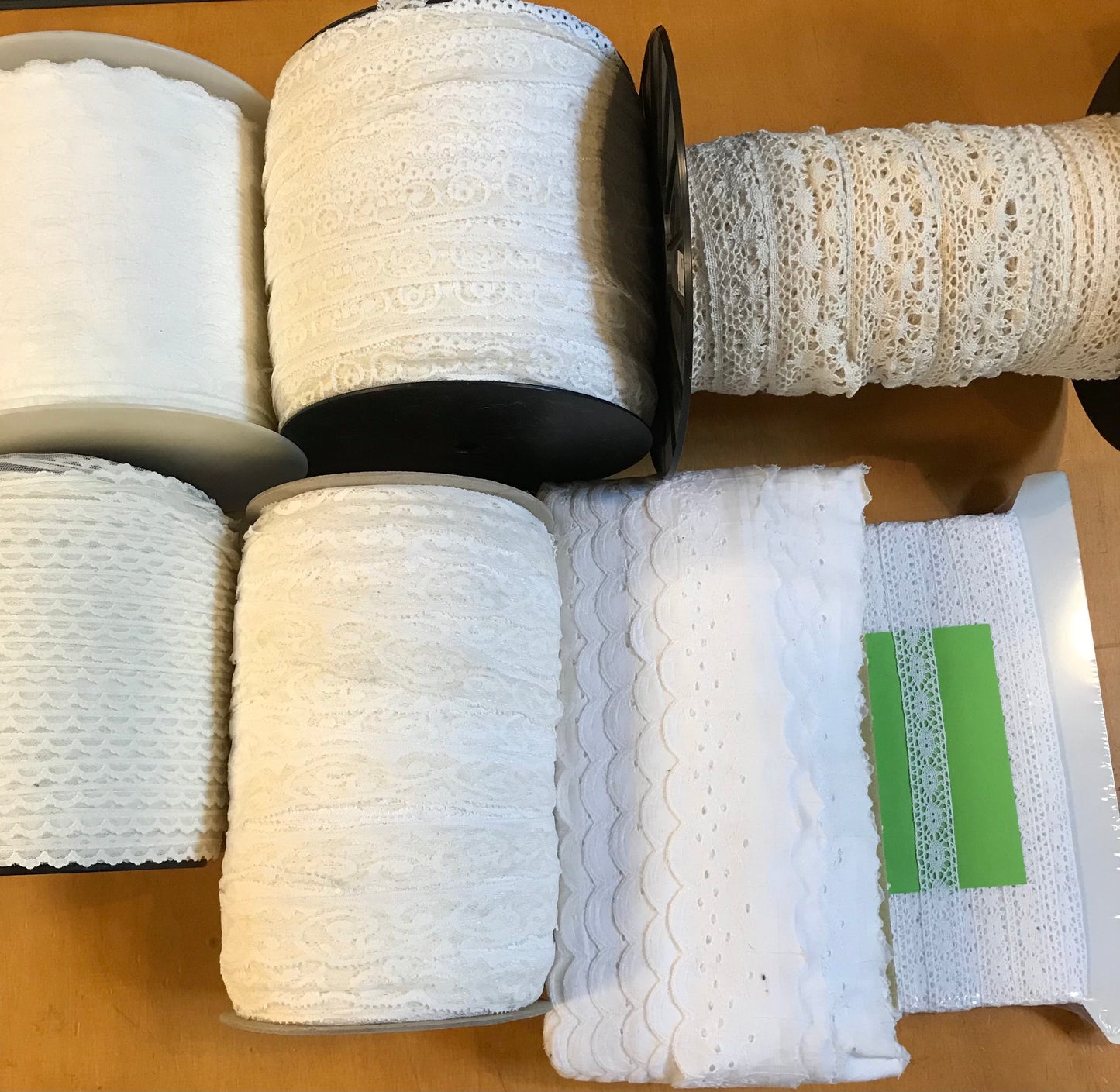 Mooi pakket met assortiment van band/kant/fournituren op=op