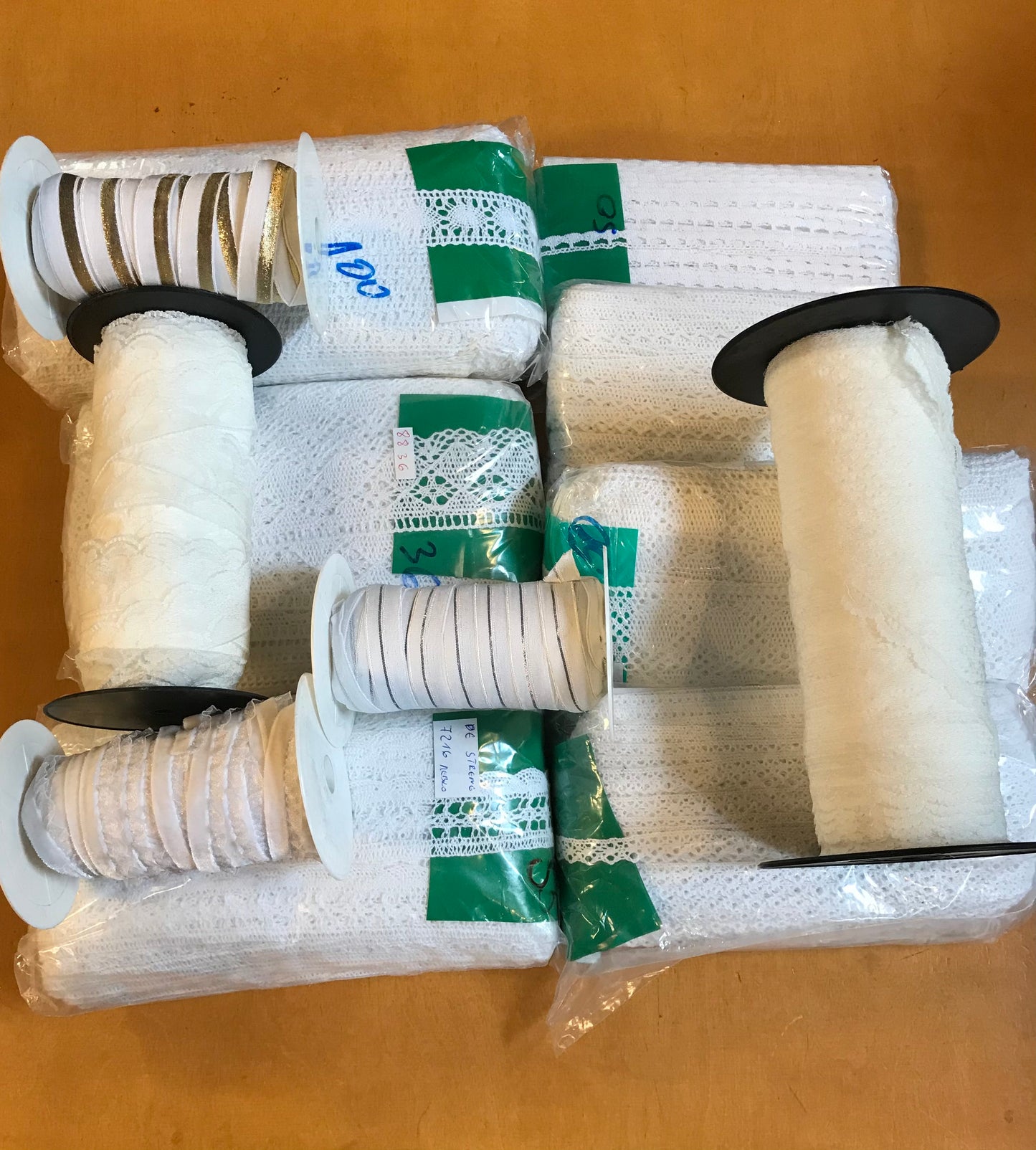 Mooi pakket met assortiment van band/kant/fournituren op=op