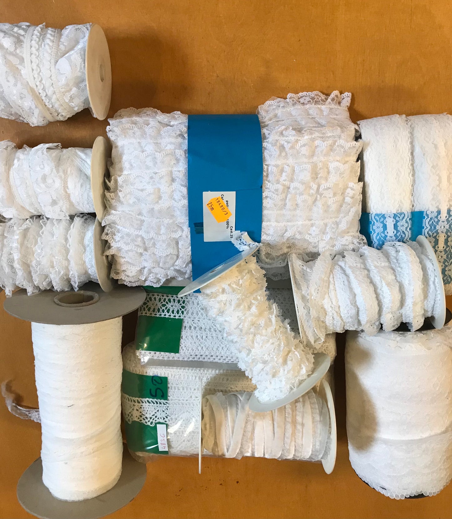 Mooi pakket met assortiment van band/kant/fournituren op=op