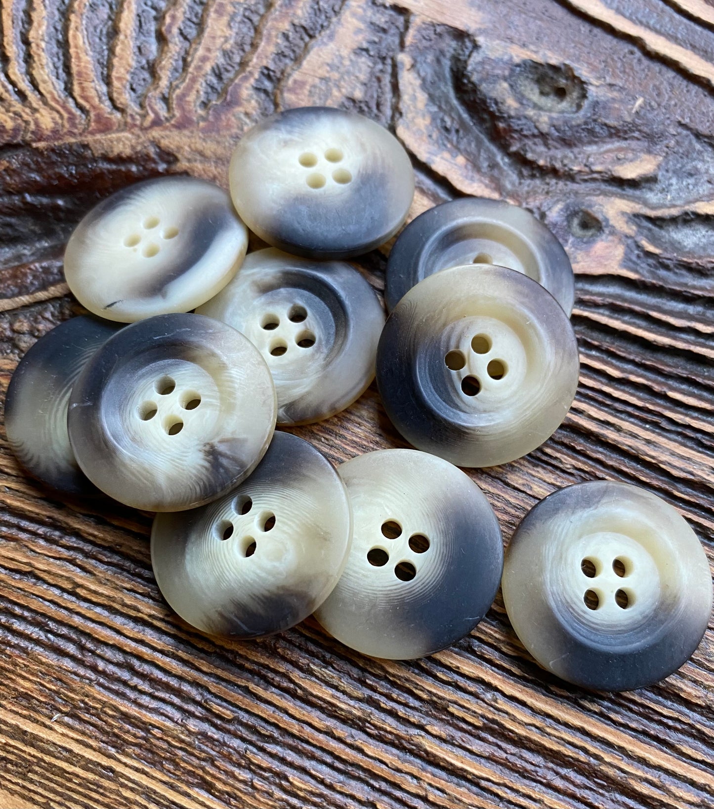 Polyester knoop / 4 gaats / Kleur Bruin /23mm per 100 stuks