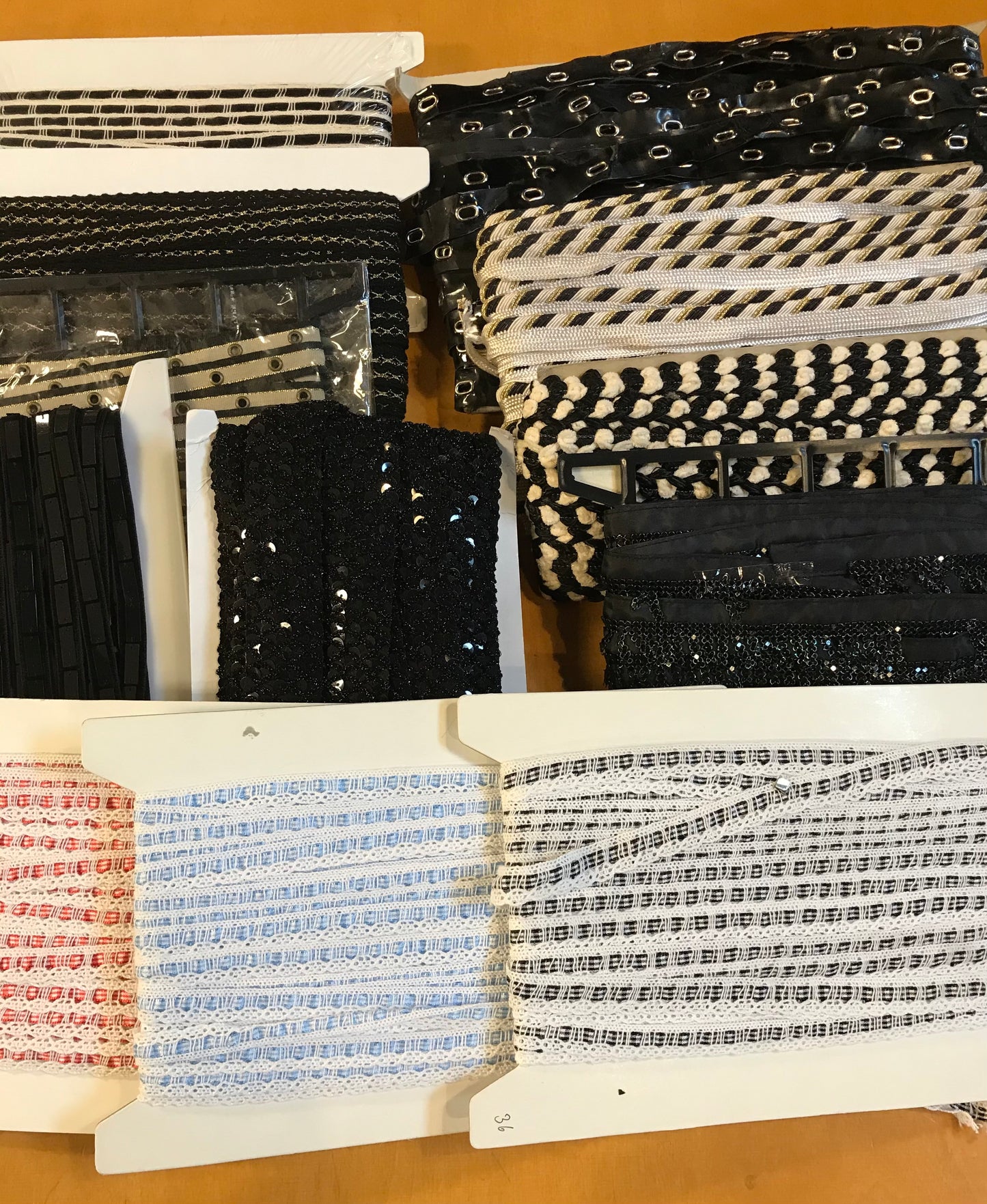 Mooi pakket met assortiment van band/kant/fournituren op=op