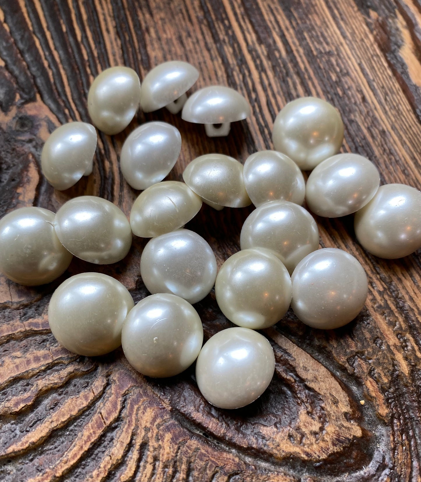 Polyester knoop met achter steek 15mm prijs per 100 stuks