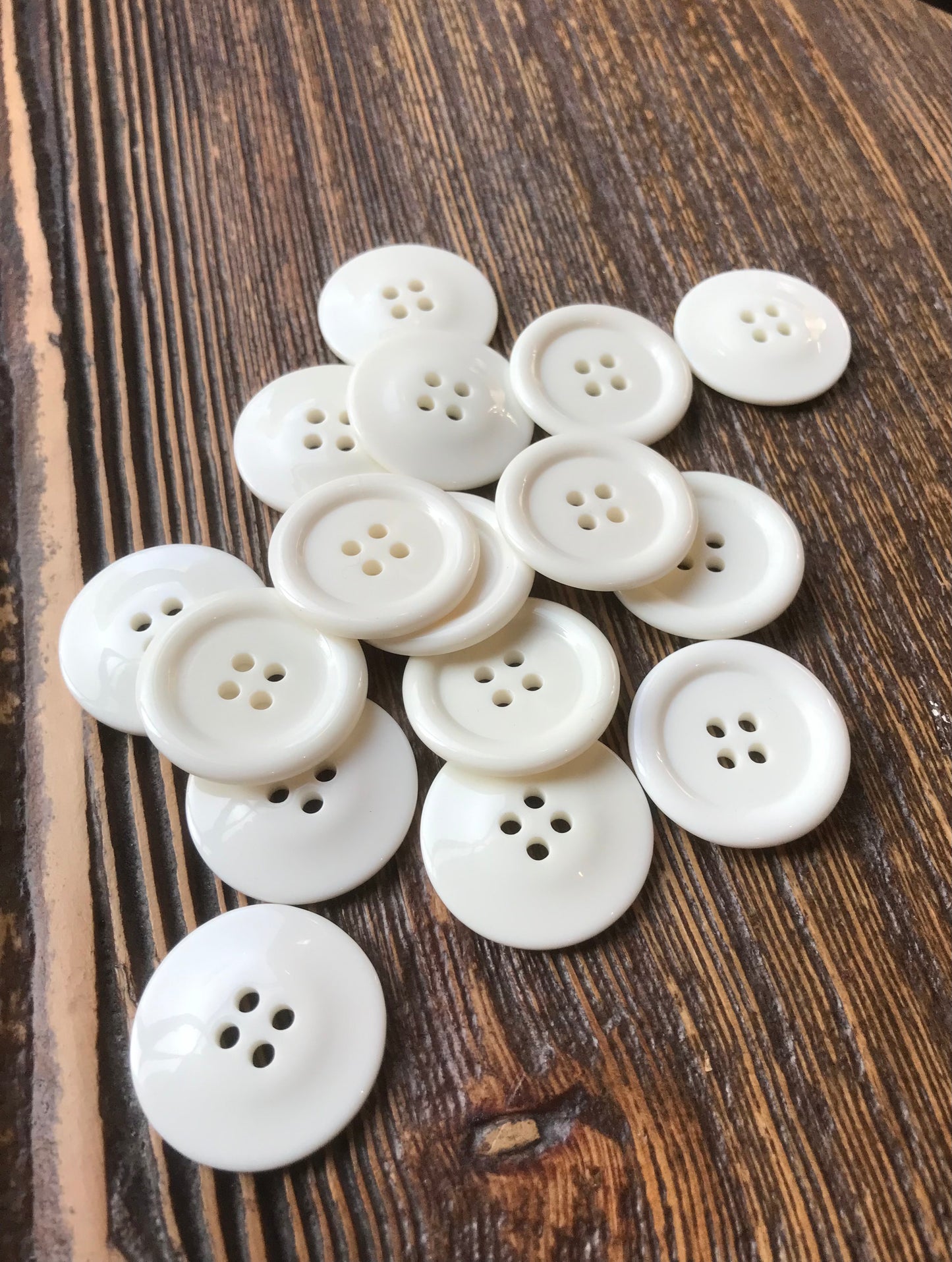 Knoop Polyester / 4 gaats / kleur 001 wit / 26mm prijs per 100 stuks