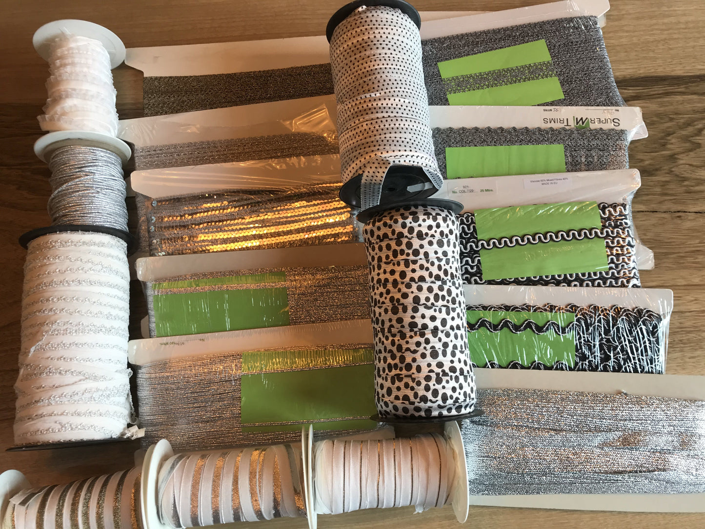 Mooi pakket met assortiment van band/kant/fournituren op=op