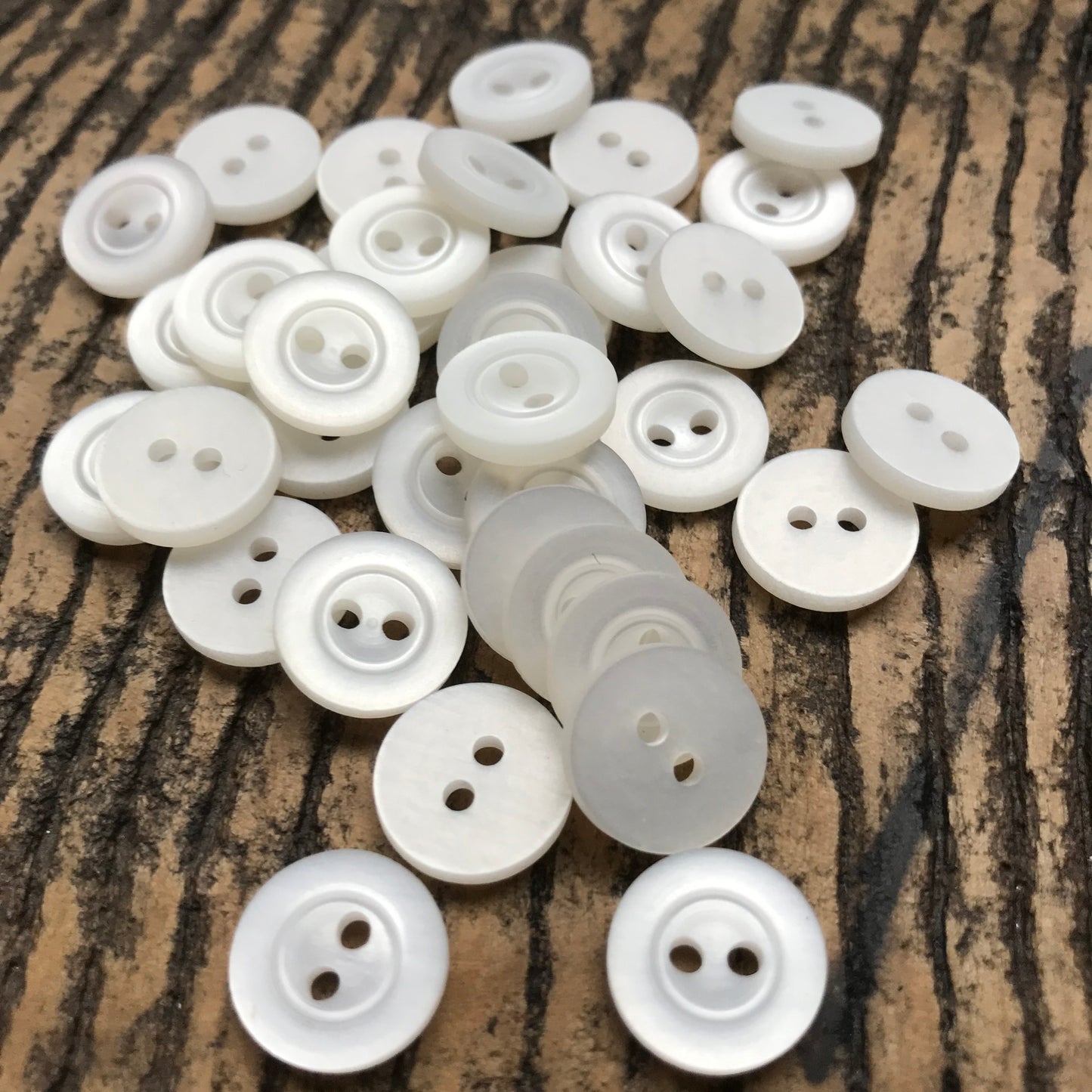 Knoop Polyester / 2 gaats / kleur wit-001/ 11mm prijs per 100 stuks