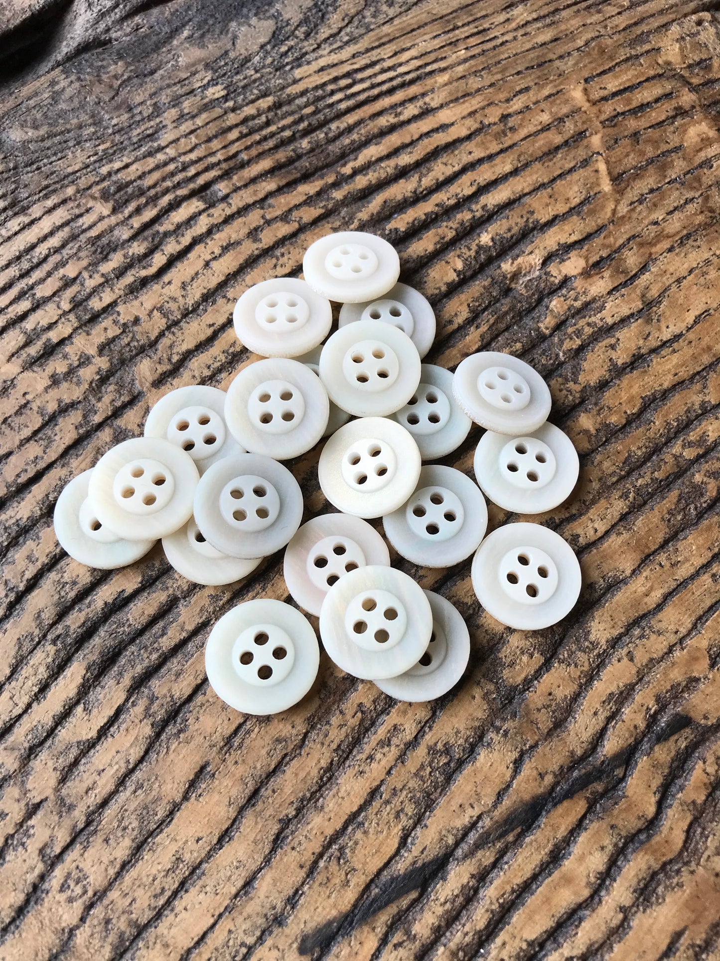 Knoop Polyester / 4 gaats / kleur Beige / 15mm prijs per 100 stuks