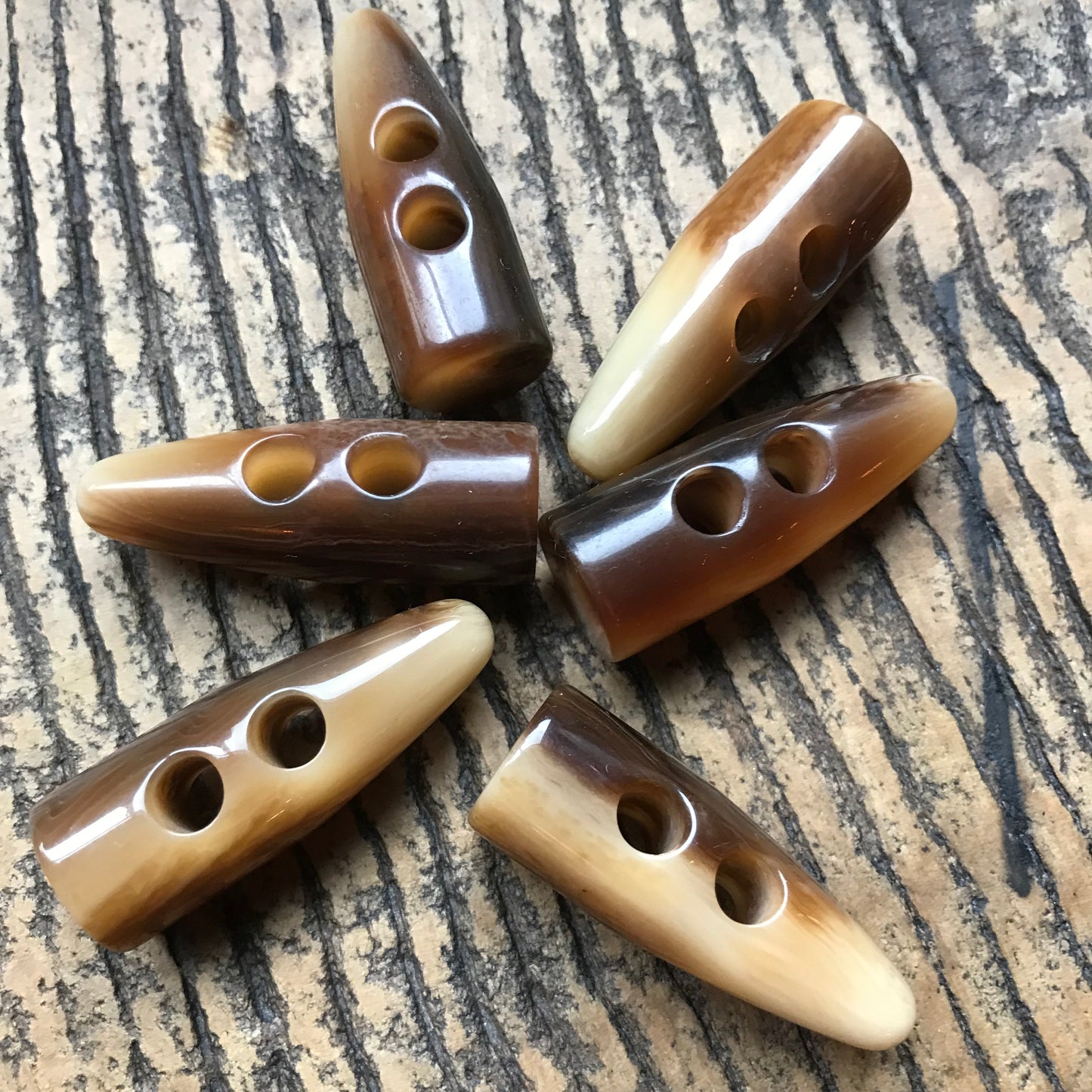 Polyester Knoop/Toggle/Knebel 2 gaats / kleur Bruin gevlamd /40mm prijs per 25 stuks