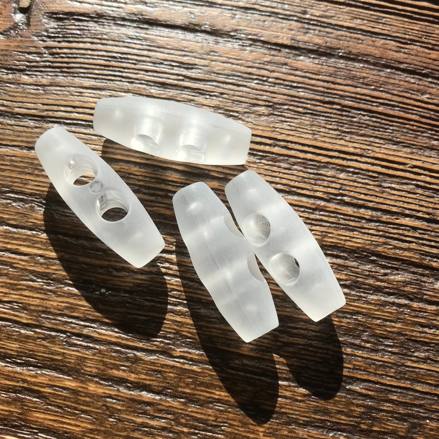 Polyester Knoop/Toggle/Knebel 2 gaats / Transparant/Mat /30mm prijs per 25 stuks