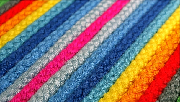 Koord 6mm acryl gevlochten koord. Verpakt per 100 meter. Diversen kleuren.