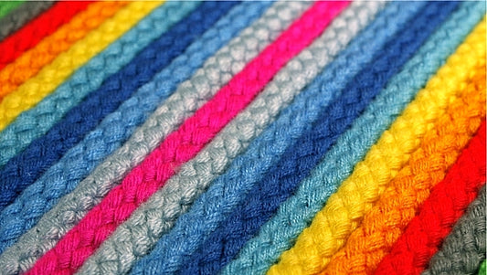 Koord 6mm acryl gevlochten koord. Verpakt per 100 meter. Diversen kleuren.