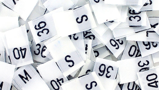 Geweven maatlabel wit/zwarte letter verpakt per 500 stuks