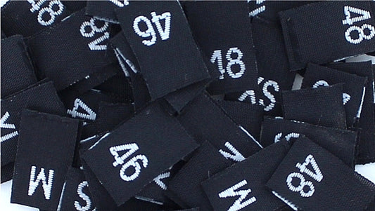 Geweven maatlabel zwart/witte letters verpakt per 500 stuks
